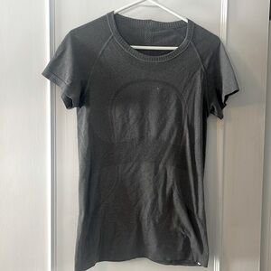 Lululemon stretch T-shirt size 8 gray